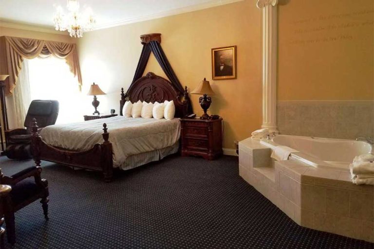 9 Most Romantic Hotels with Jacuzzi in Room in Maine